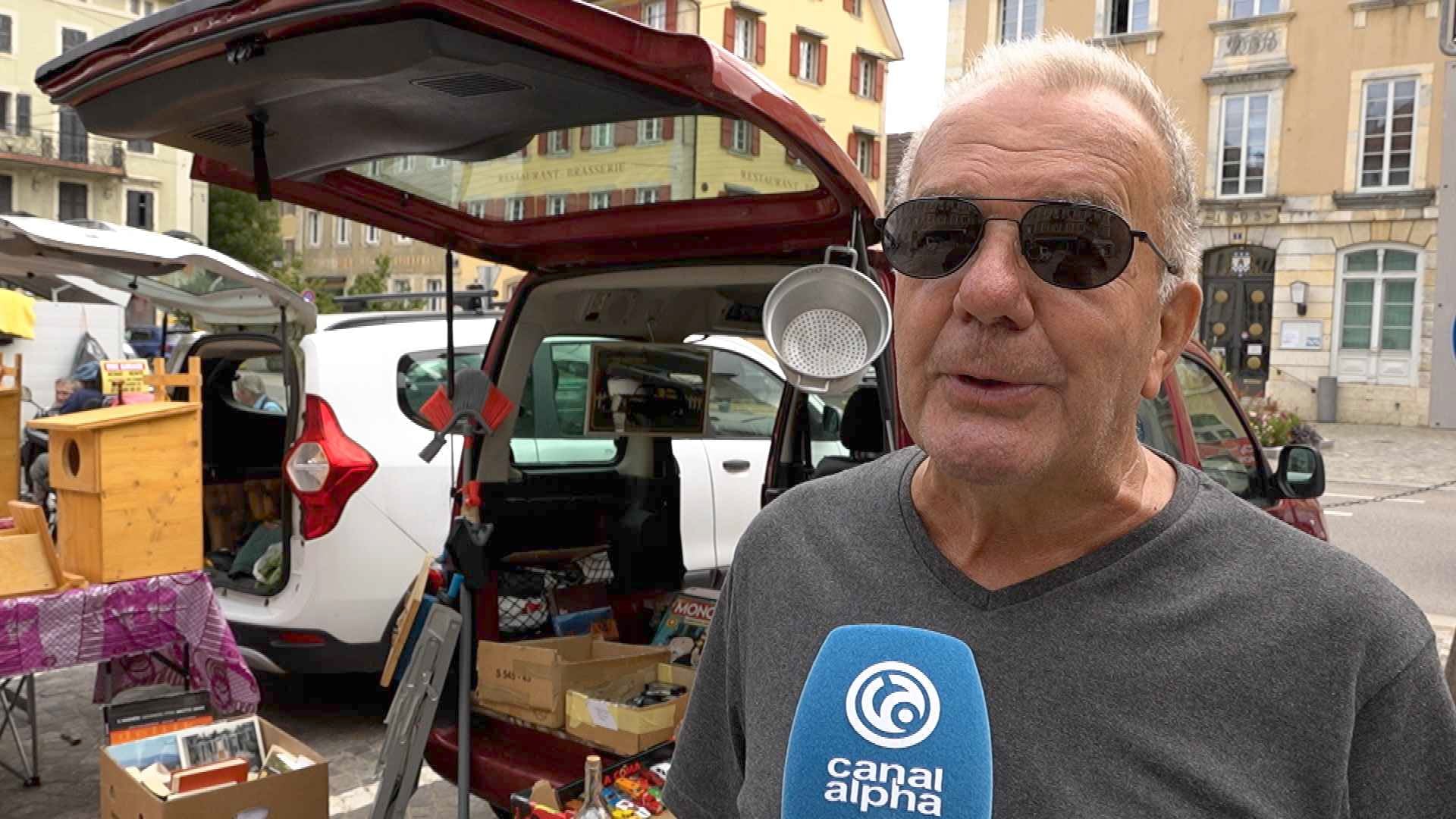 À l'HyperBazar, tous les moyens sont bons pour chiner... même dans le coffre d'une voiture !