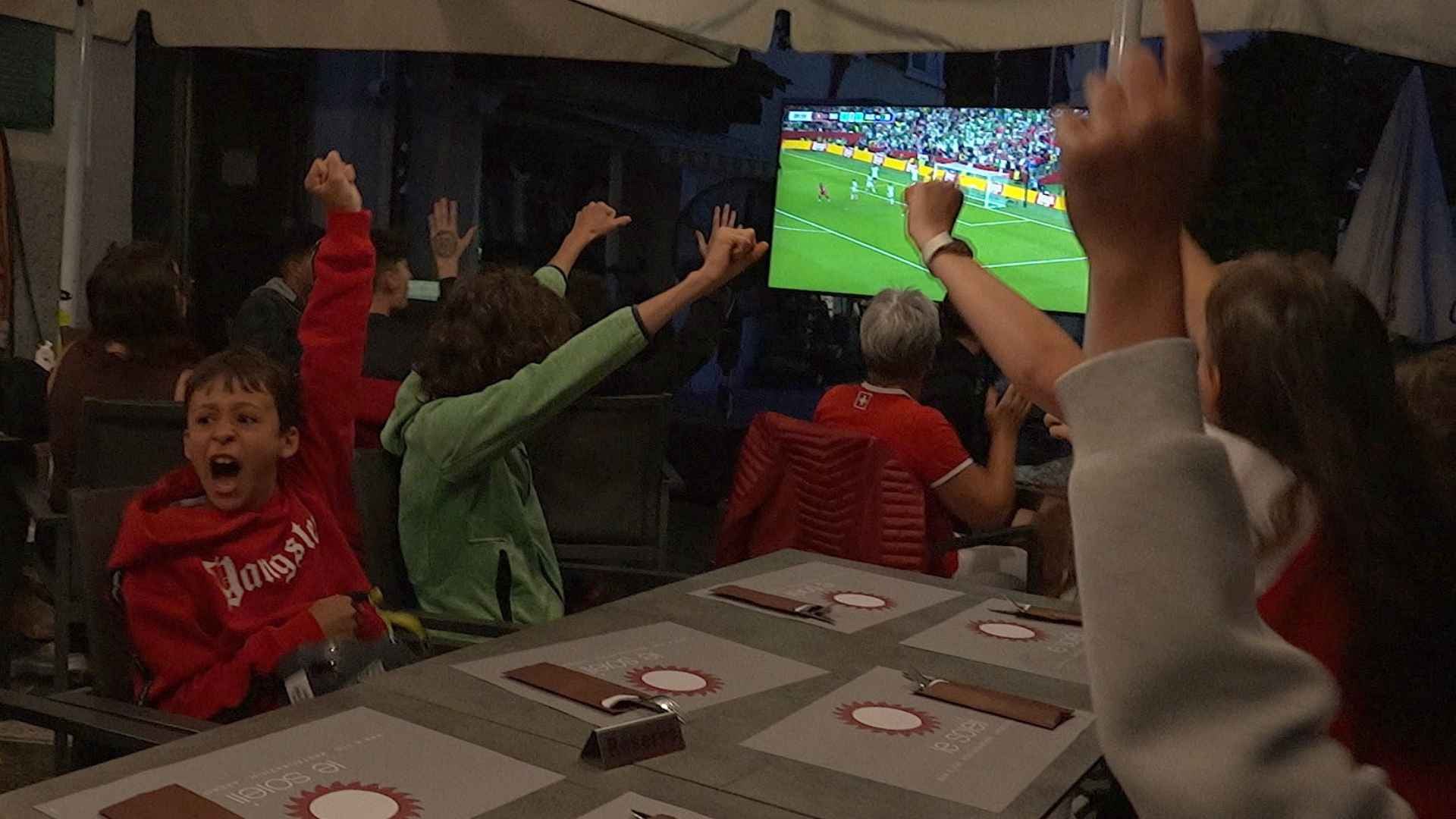 Café, croissant, bière... et foot! Ça valait la peine de se lever ce matin