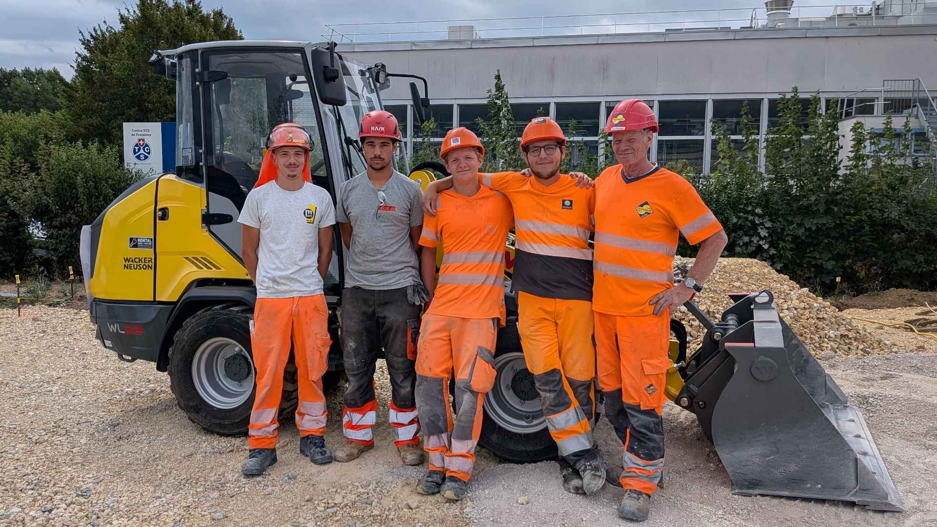 Des apprentis posent la première pierre du jardin de circulation