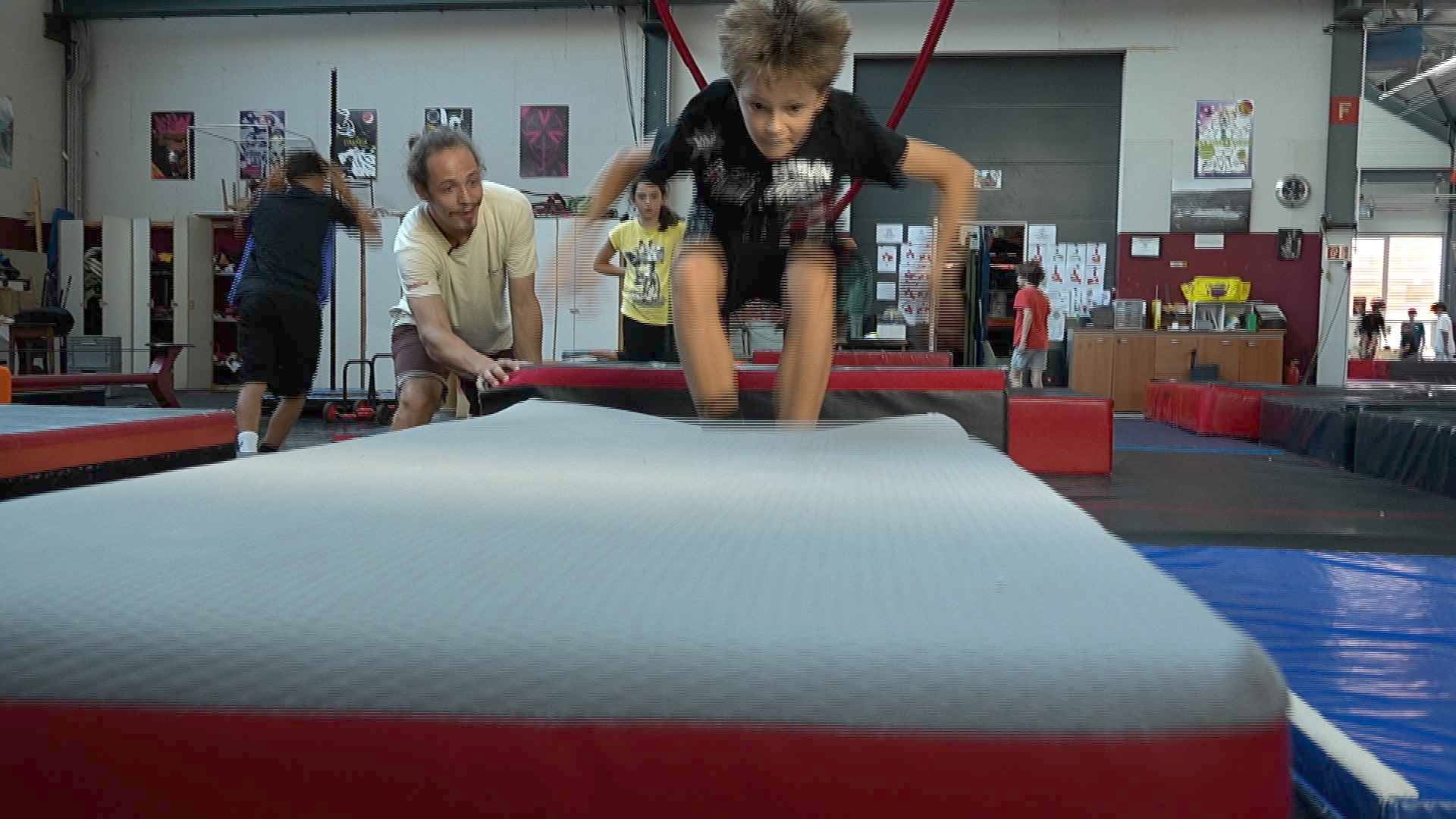 Des écoliers en vacances s'essaient au parkour avec le Circo Bello