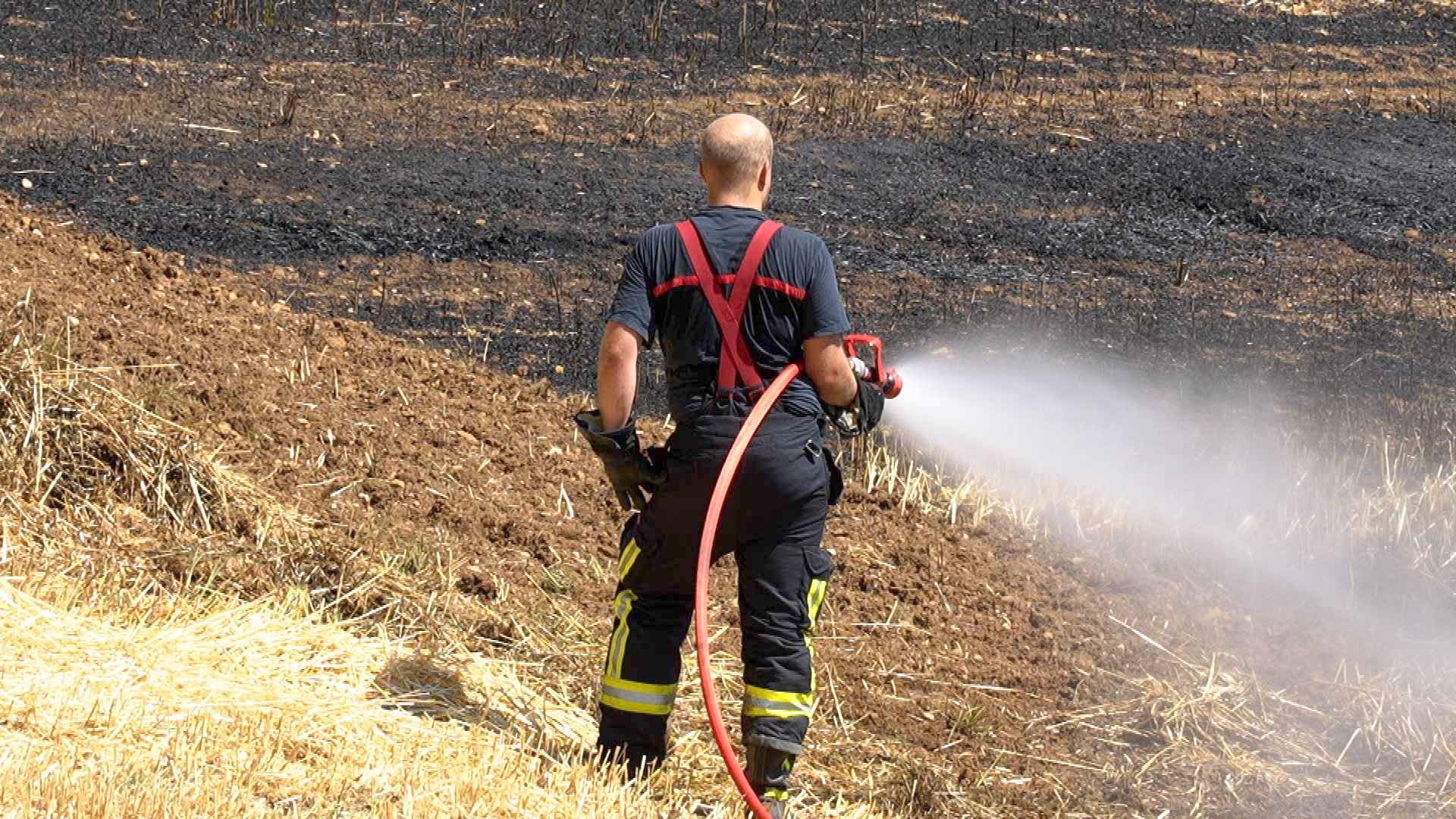 Un champ en feu dans les hauteurs de Couvet