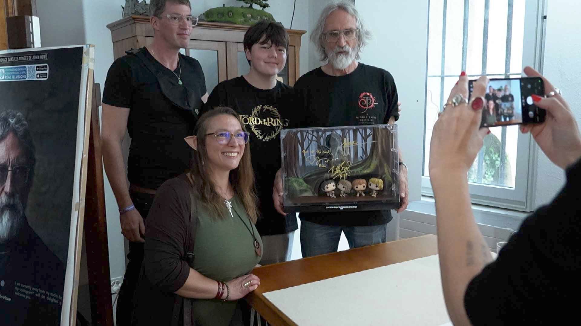 Foule pour la clôture de l'exposition dédiée à John Howe