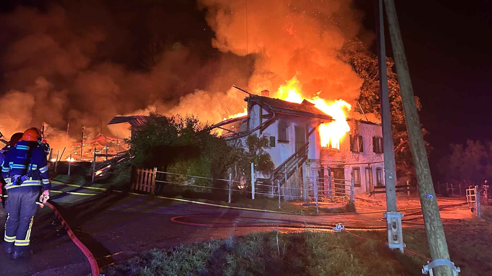 Incendie à Neuchâtel: deux bâtiments détruits au Prévoux