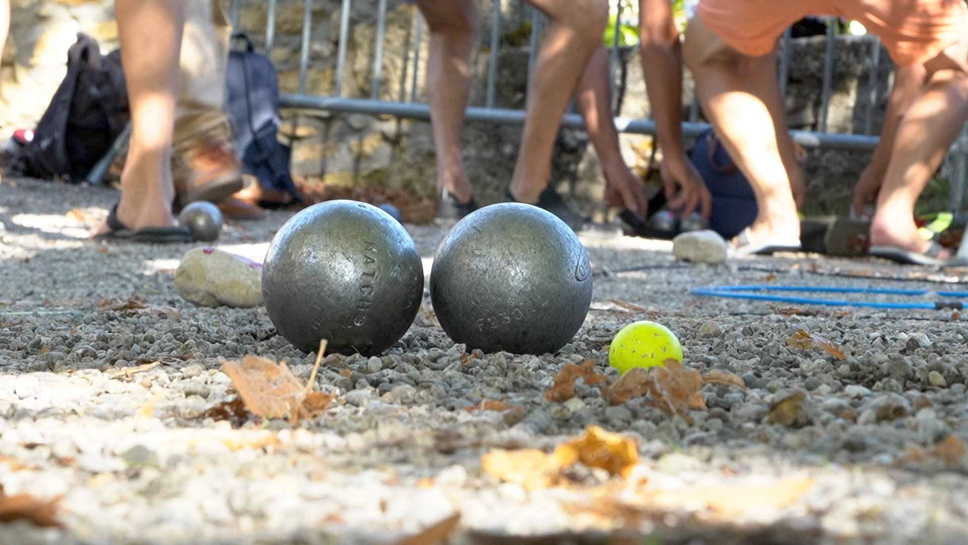 Jouer aux boules pour sensibiliser au cancer du testicule