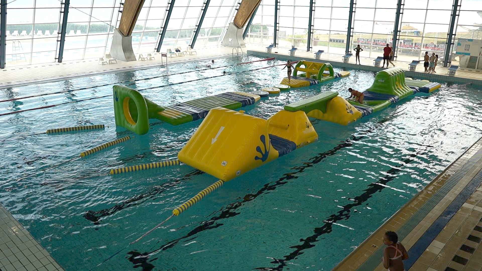 La piscine intérieure du Nid-du-Crô a son parc aquatique gonflable