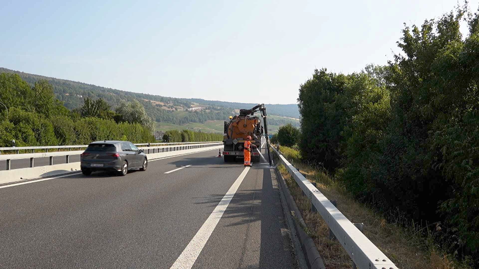 Ils risquent leur vie pour entretenir les autoroutes