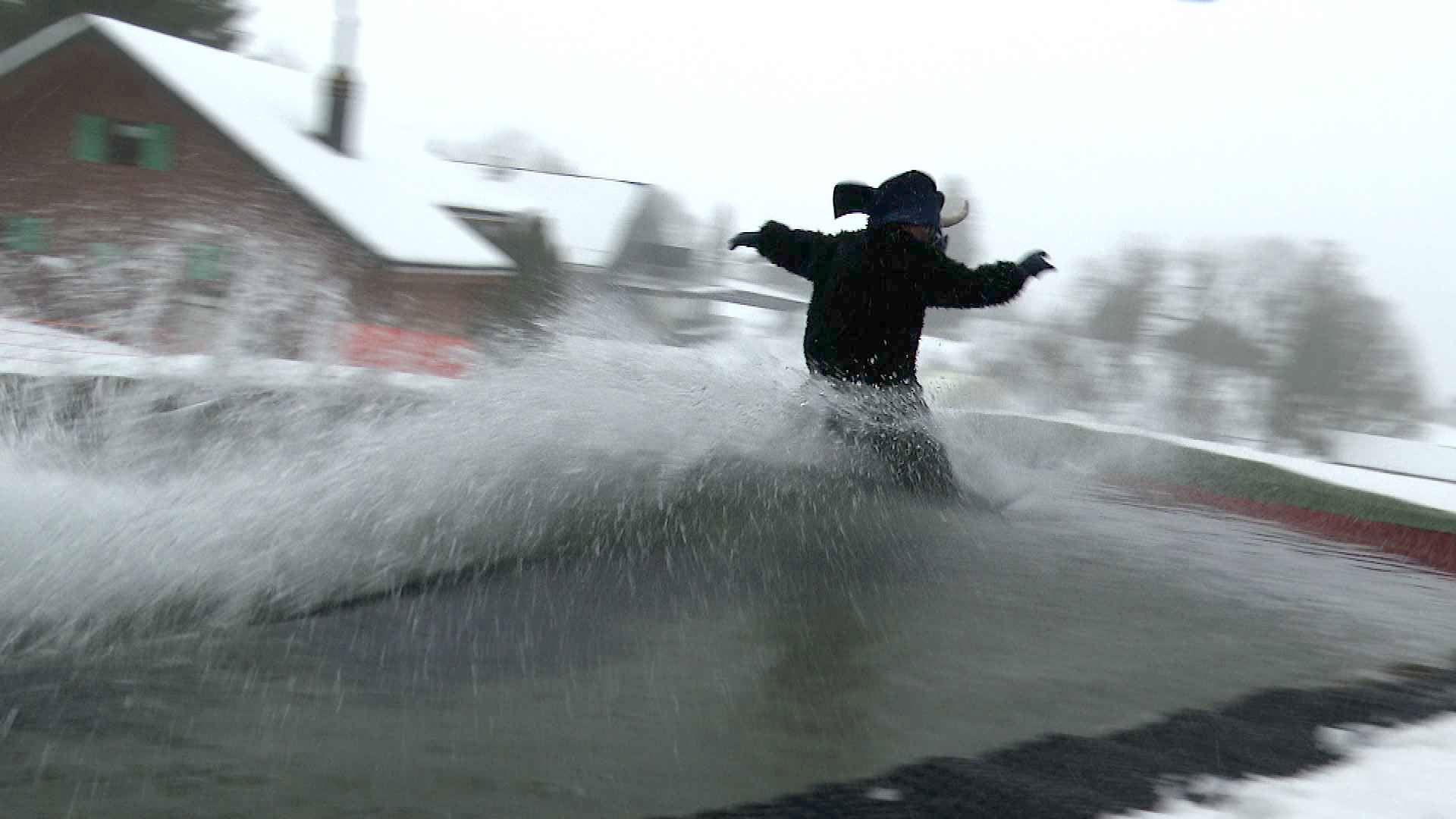 Un duel sans merci et déjanté au Waterslide des Rasses
